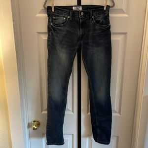 Mens dark blue Denizen Levi’s skinny jeans.